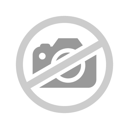 Receptioniste verwelkomt gast aan marmeren balie met bloemen